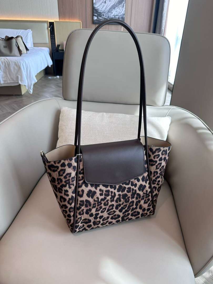 Cheetah print tote bag