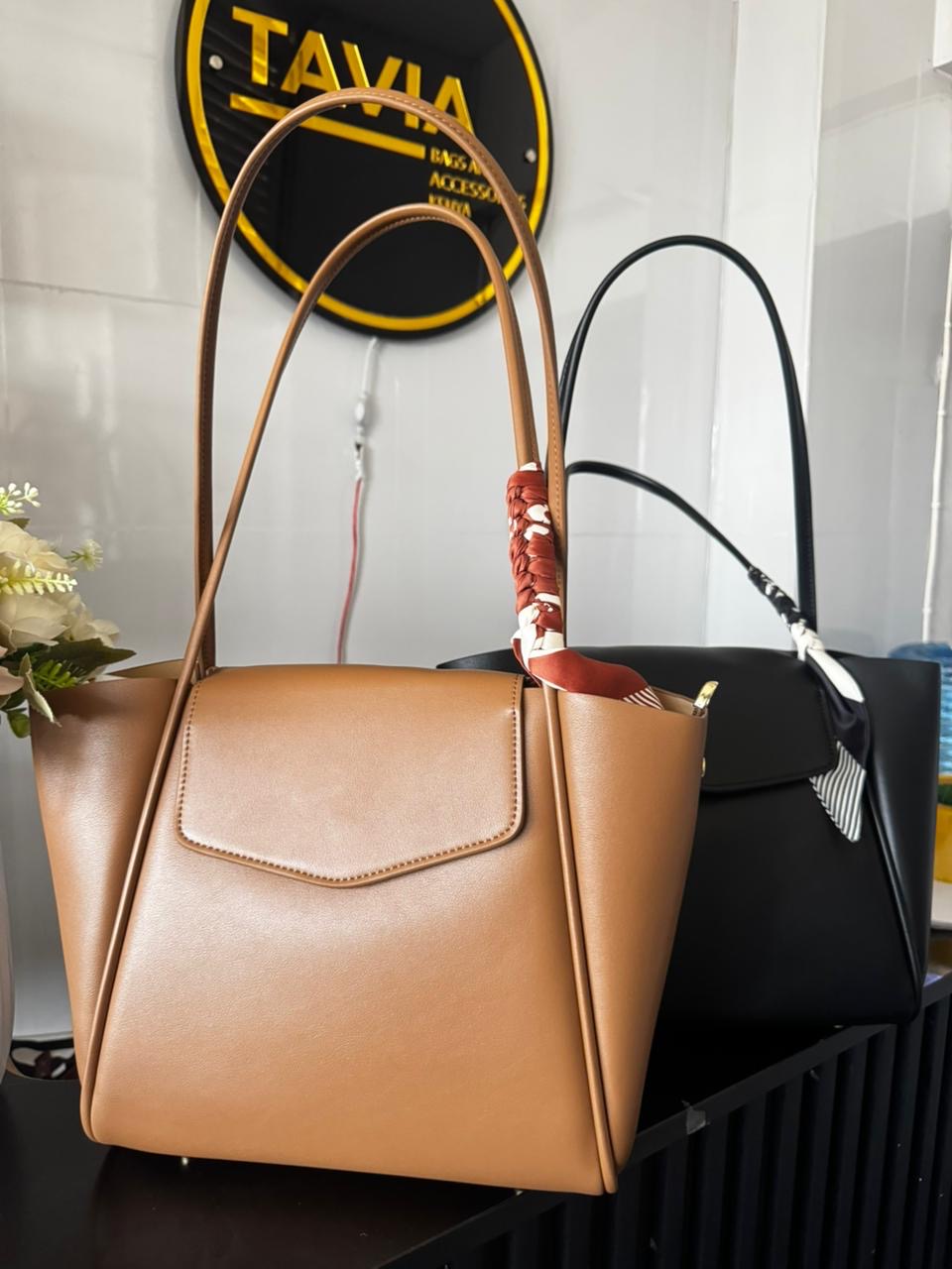 Clara envelope tote bag