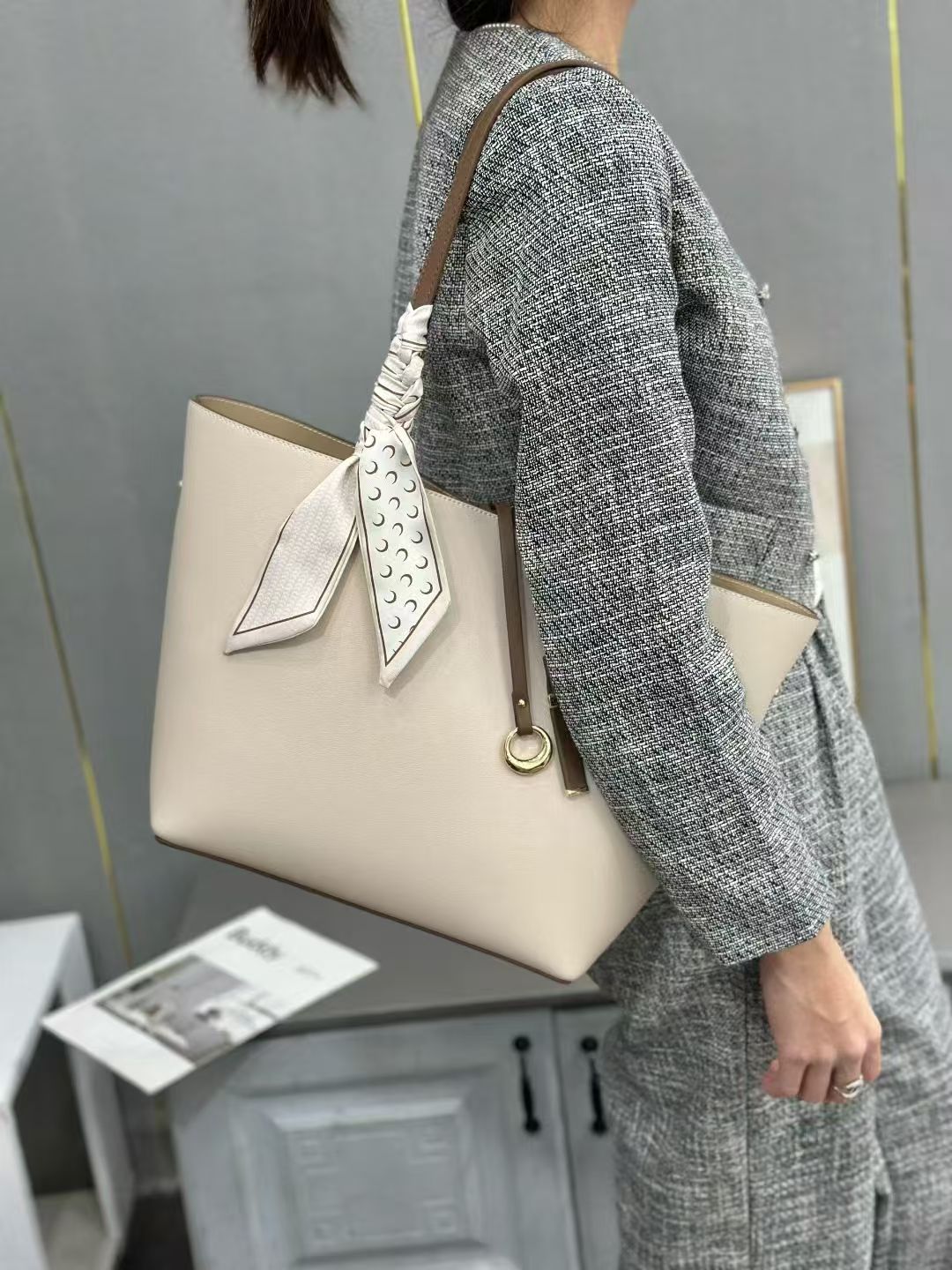Elaine tote bag