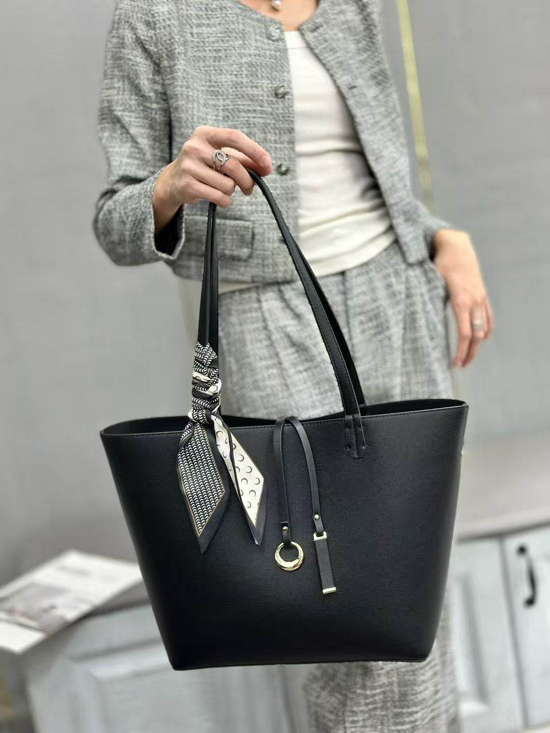 Elaine tote bag
