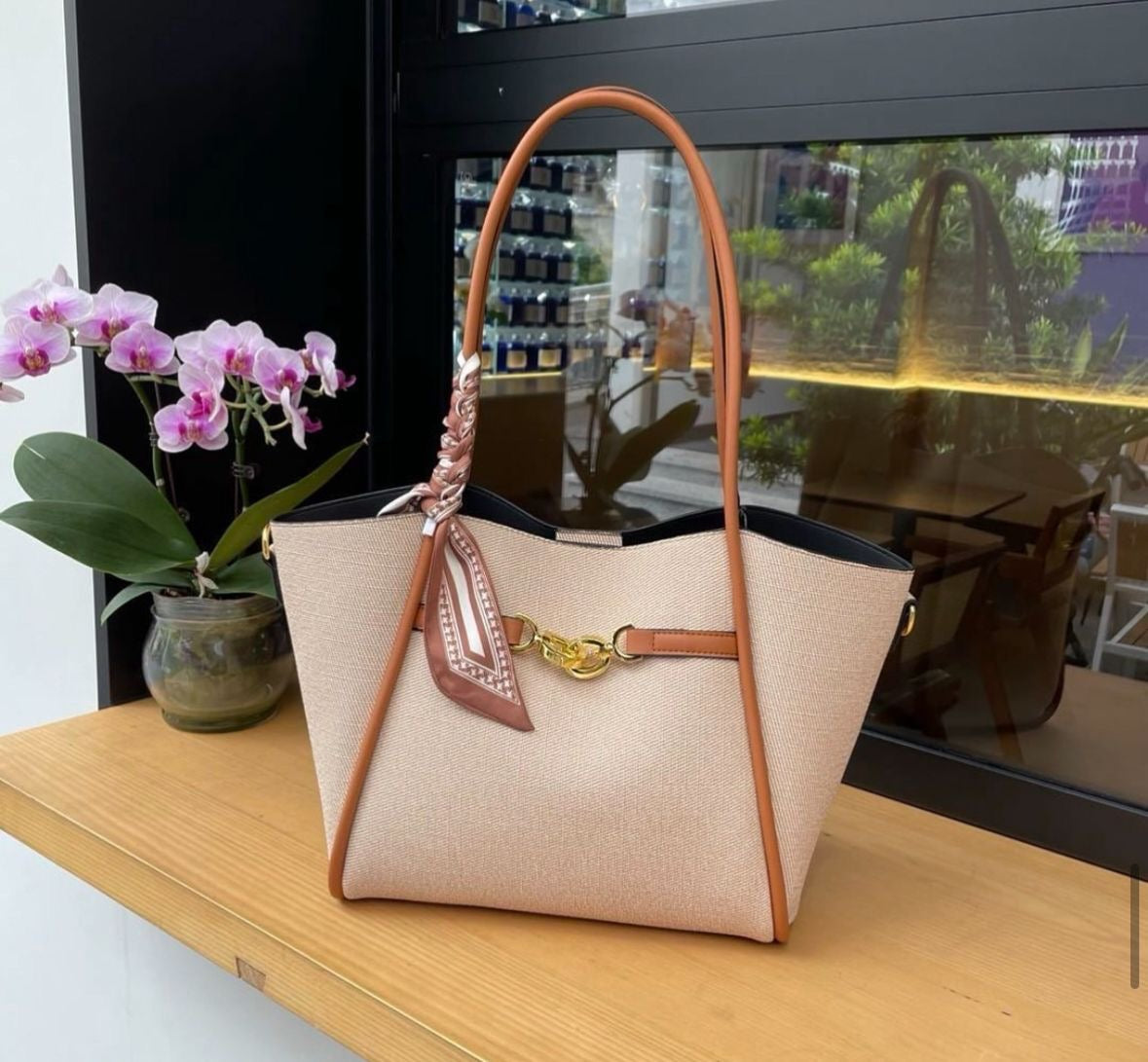 Amira tote bag