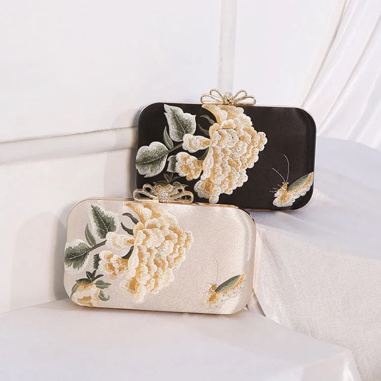 Embroidery clutch bag